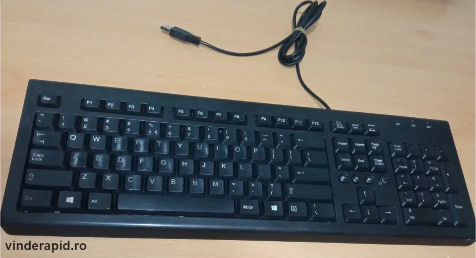 Vand Tastatura HP  cu fir si mufa USB